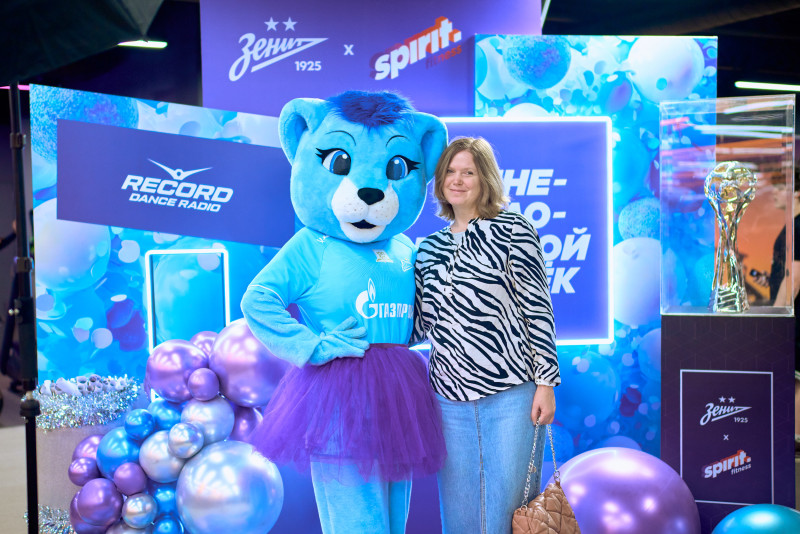 Сине-бело-голубой огонек в фитнес-клубе Spirit. Fitness в ТК «Невский Центр»