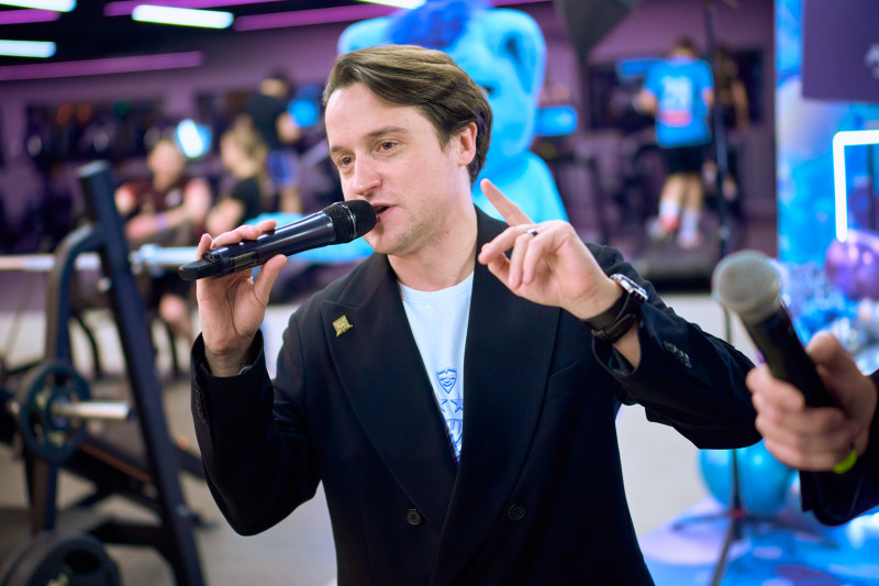 Сине-бело-голубой огонек в фитнес-клубе Spirit. Fitness в ТК «Невский Центр»