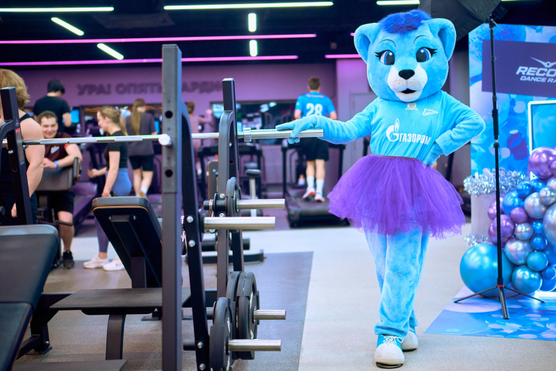 Сине-бело-голубой огонек в фитнес-клубе Spirit. Fitness в ТК «Невский Центр»