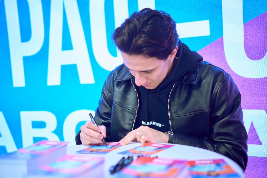 Сине-бело-голубой огонек в фитнес-клубе Spirit. Fitness в ТК «Невский Центр»