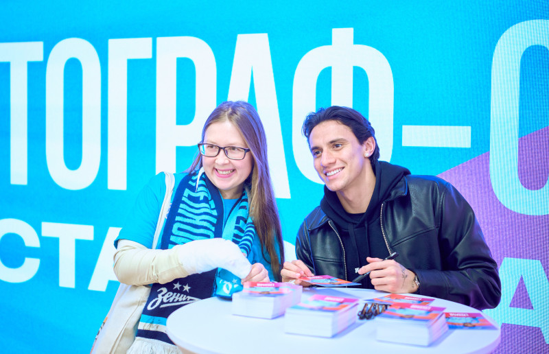 Сине-бело-голубой огонек в фитнес-клубе Spirit. Fitness в ТК «Невский Центр»