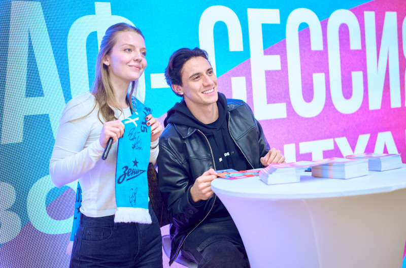 Сине-бело-голубой огонек в фитнес-клубе Spirit. Fitness в ТК «Невский Центр»