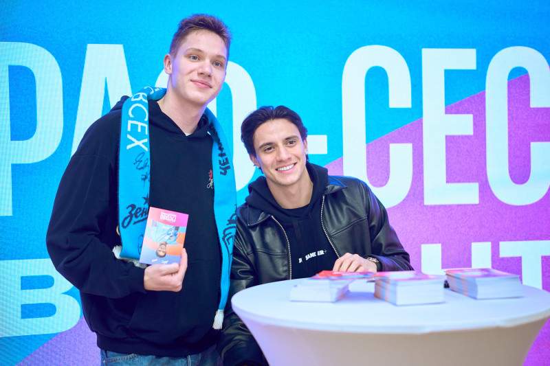 Сине-бело-голубой огонек в фитнес-клубе Spirit. Fitness в ТК «Невский Центр»