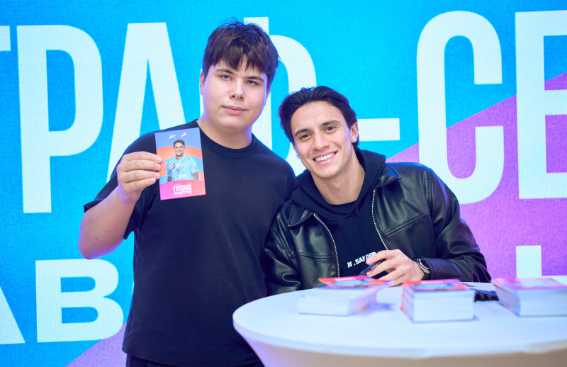 Сине-бело-голубой огонек в фитнес-клубе Spirit. Fitness в ТК «Невский Центр»