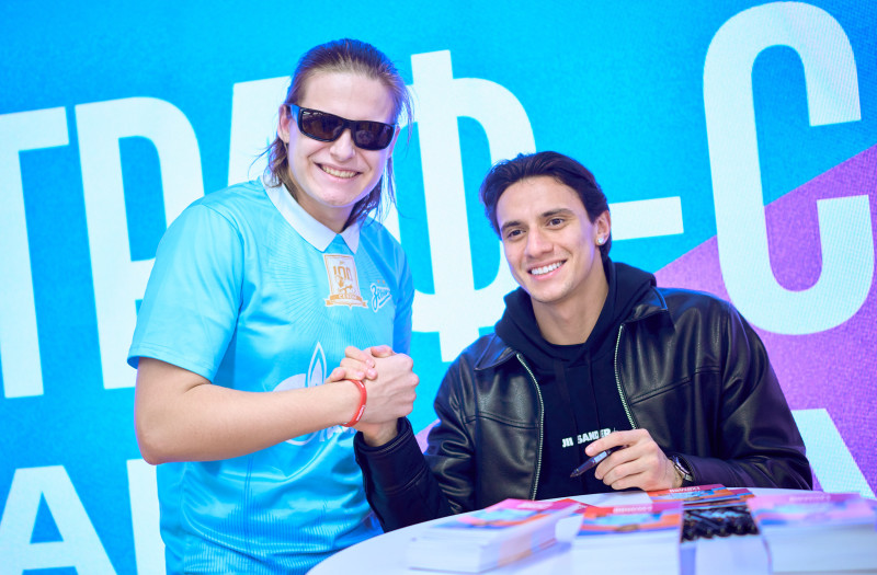 Сине-бело-голубой огонек в фитнес-клубе Spirit. Fitness в ТК «Невский Центр»