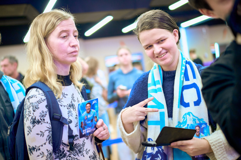 Сине-бело-голубой огонек в фитнес-клубе Spirit. Fitness в ТК «Невский Центр»