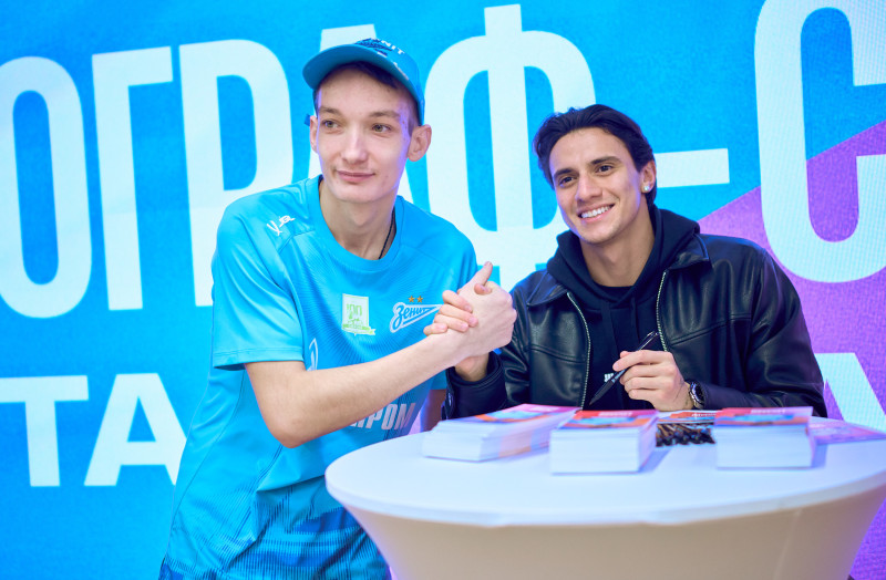 Сине-бело-голубой огонек в фитнес-клубе Spirit. Fitness в ТК «Невский Центр»