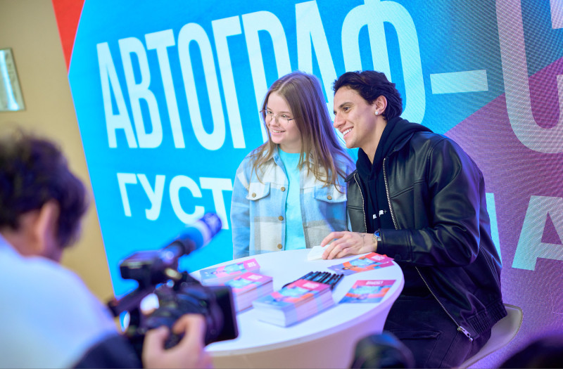 Сине-бело-голубой огонек в фитнес-клубе Spirit. Fitness в ТК «Невский Центр»