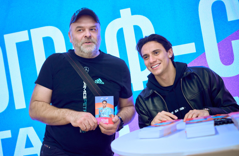 Сине-бело-голубой огонек в фитнес-клубе Spirit. Fitness в ТК «Невский Центр»