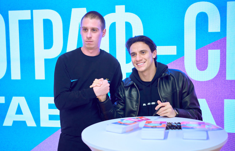 Сине-бело-голубой огонек в фитнес-клубе Spirit. Fitness в ТК «Невский Центр»