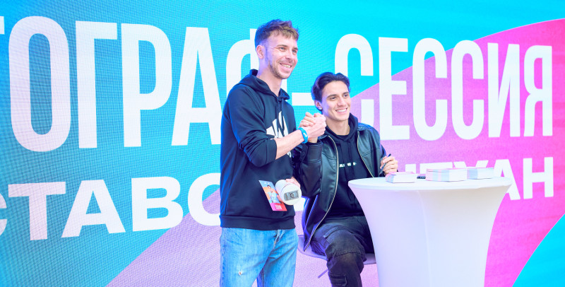 Сине-бело-голубой огонек в фитнес-клубе Spirit. Fitness в ТК «Невский Центр»