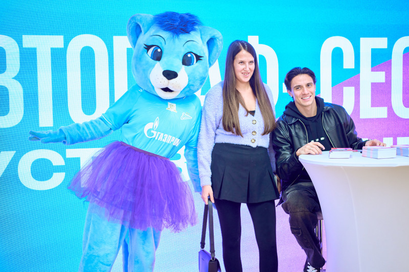 Сине-бело-голубой огонек в фитнес-клубе Spirit. Fitness в ТК «Невский Центр»