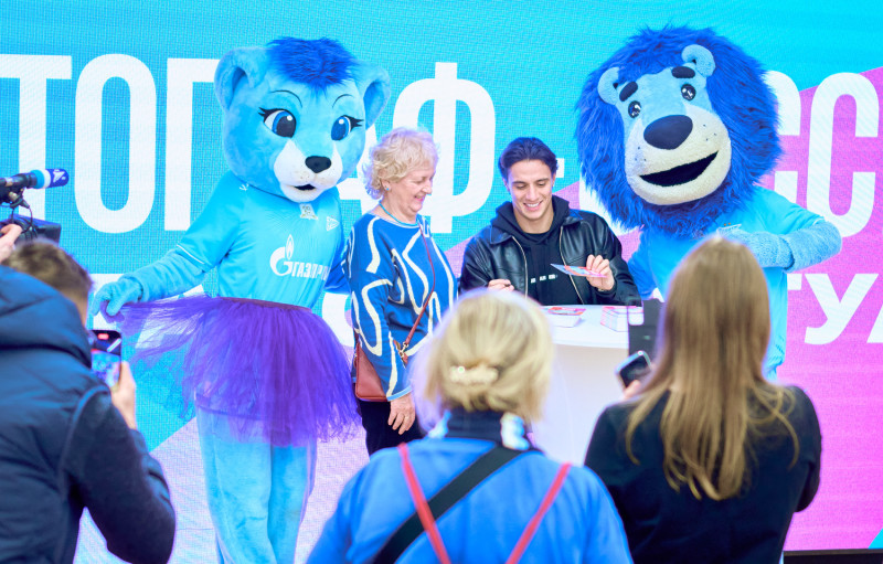 Сине-бело-голубой огонек в фитнес-клубе Spirit. Fitness в ТК «Невский Центр»