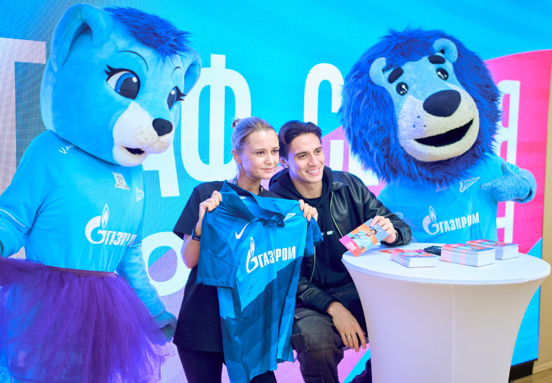 Сине-бело-голубой огонек в фитнес-клубе Spirit. Fitness в ТК «Невский Центр»