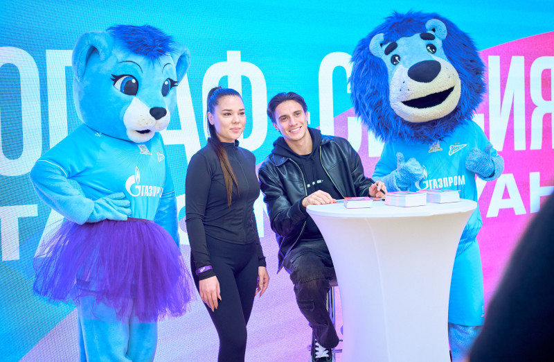 Сине-бело-голубой огонек в фитнес-клубе Spirit. Fitness в ТК «Невский Центр»