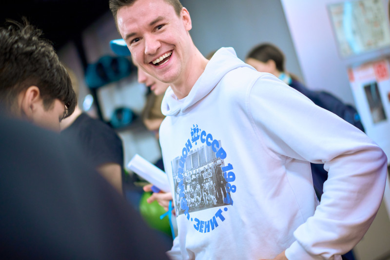 Сине-бело-голубой огонек в фитнес-клубе Spirit. Fitness в ТК «Невский Центр»