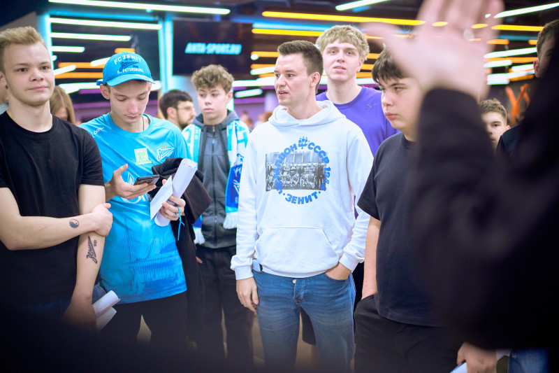 Сине-бело-голубой огонек в фитнес-клубе Spirit. Fitness в ТК «Невский Центр»