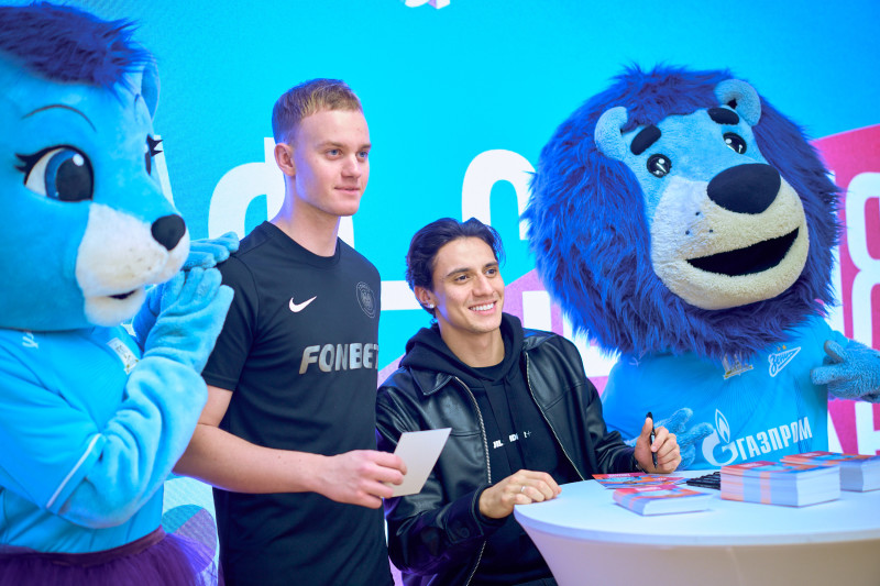 Сине-бело-голубой огонек в фитнес-клубе Spirit. Fitness в ТК «Невский Центр»