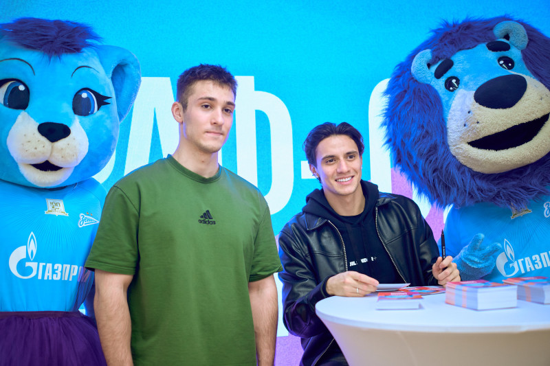 Сине-бело-голубой огонек в фитнес-клубе Spirit. Fitness в ТК «Невский Центр»