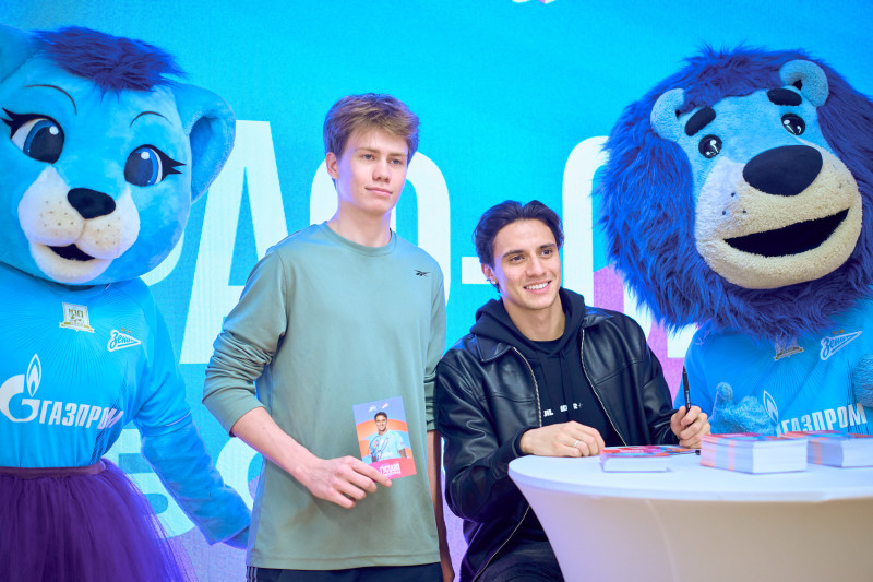 Сине-бело-голубой огонек в фитнес-клубе Spirit. Fitness в ТК «Невский Центр»