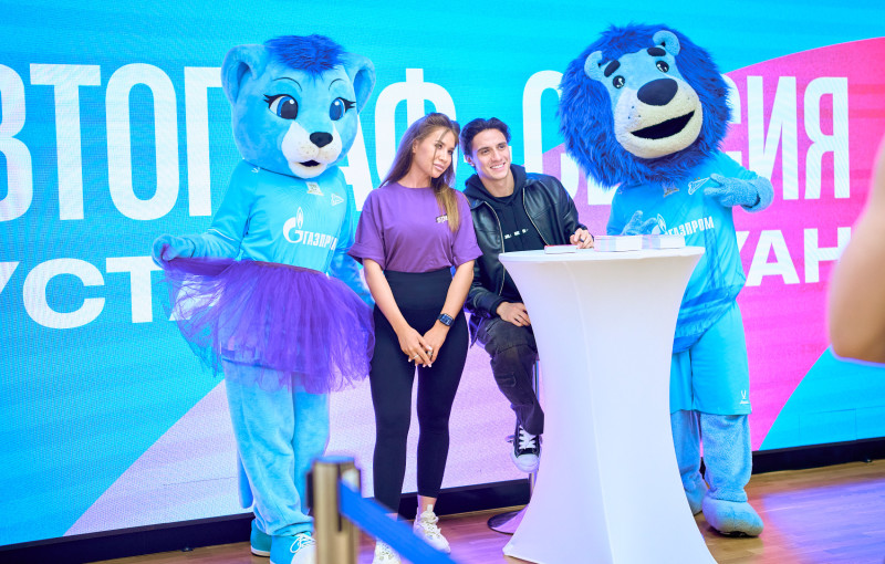 Сине-бело-голубой огонек в фитнес-клубе Spirit. Fitness в ТК «Невский Центр»