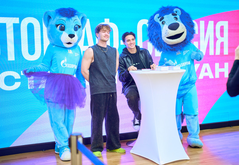 Сине-бело-голубой огонек в фитнес-клубе Spirit. Fitness в ТК «Невский Центр»