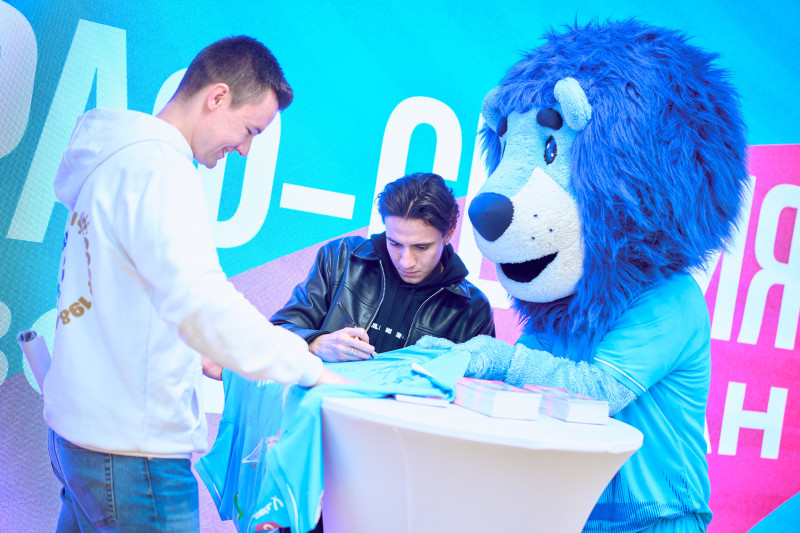 Сине-бело-голубой огонек в фитнес-клубе Spirit. Fitness в ТК «Невский Центр»