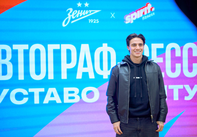 Сине-бело-голубой огонек в фитнес-клубе Spirit. Fitness в ТК «Невский Центр»