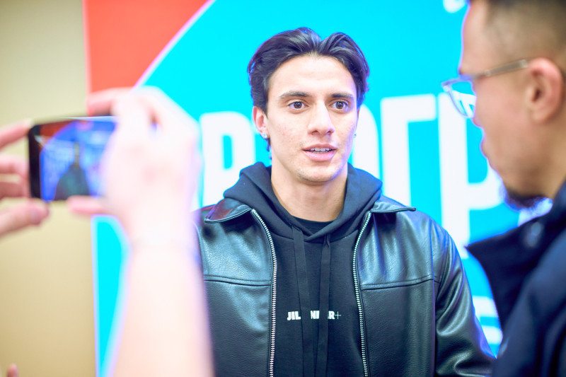 Сине-бело-голубой огонек в фитнес-клубе Spirit. Fitness в ТК «Невский Центр»