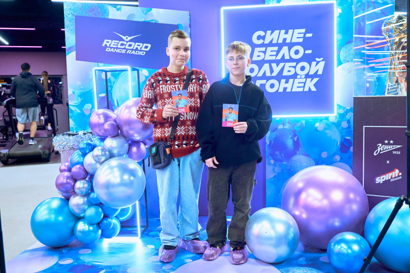 Сине-бело-голубой огонек в фитнес-клубе Spirit. Fitness в ТК «Невский Центр»