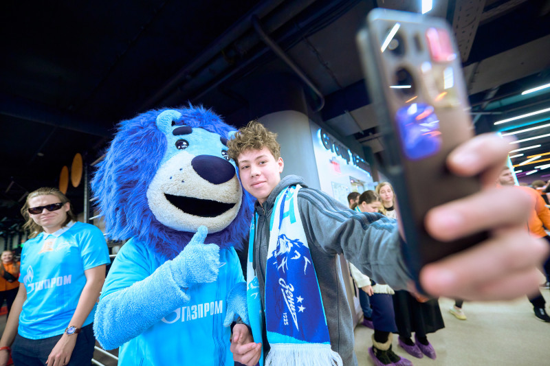 Сине-бело-голубой огонек в фитнес-клубе Spirit. Fitness в ТК «Невский Центр»