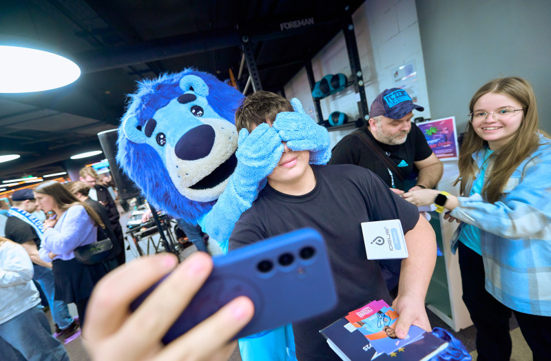 Сине-бело-голубой огонек в фитнес-клубе Spirit. Fitness в ТК «Невский Центр»