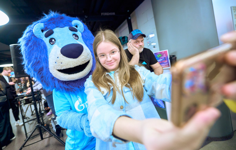 Сине-бело-голубой огонек в фитнес-клубе Spirit. Fitness в ТК «Невский Центр»