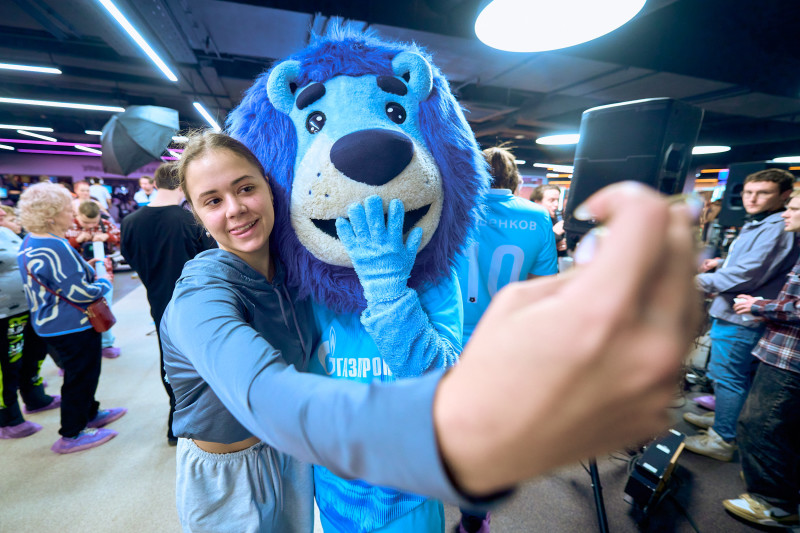 Сине-бело-голубой огонек в фитнес-клубе Spirit. Fitness в ТК «Невский Центр»