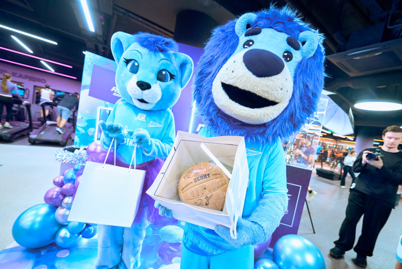 Сине-бело-голубой огонек в фитнес-клубе Spirit. Fitness в ТК «Невский Центр»