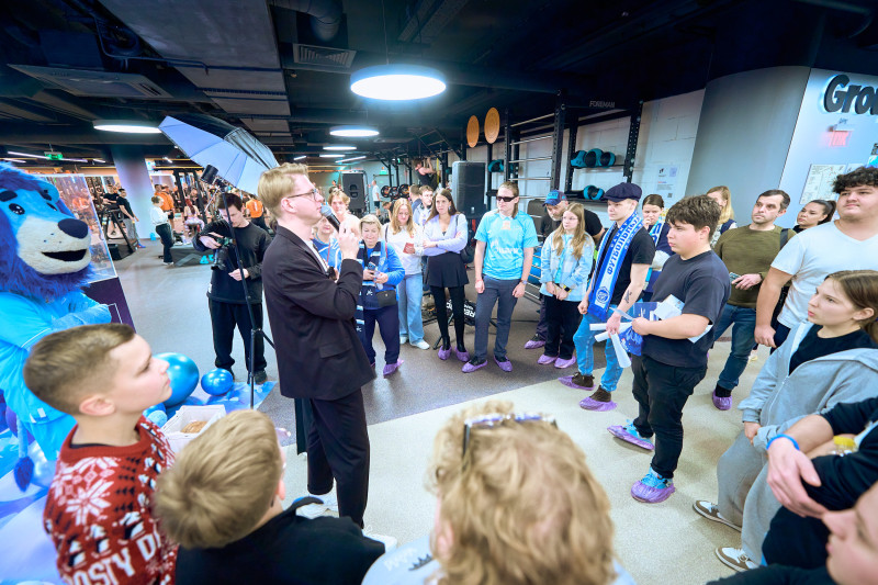 Сине-бело-голубой огонек в фитнес-клубе Spirit. Fitness в ТК «Невский Центр»