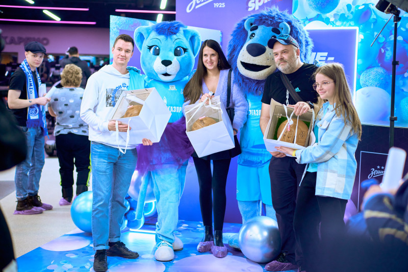 Сине-бело-голубой огонек в фитнес-клубе Spirit. Fitness в ТК «Невский Центр»