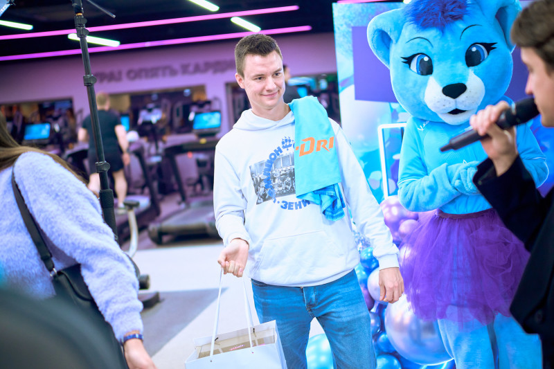 Сине-бело-голубой огонек в фитнес-клубе Spirit. Fitness в ТК «Невский Центр»