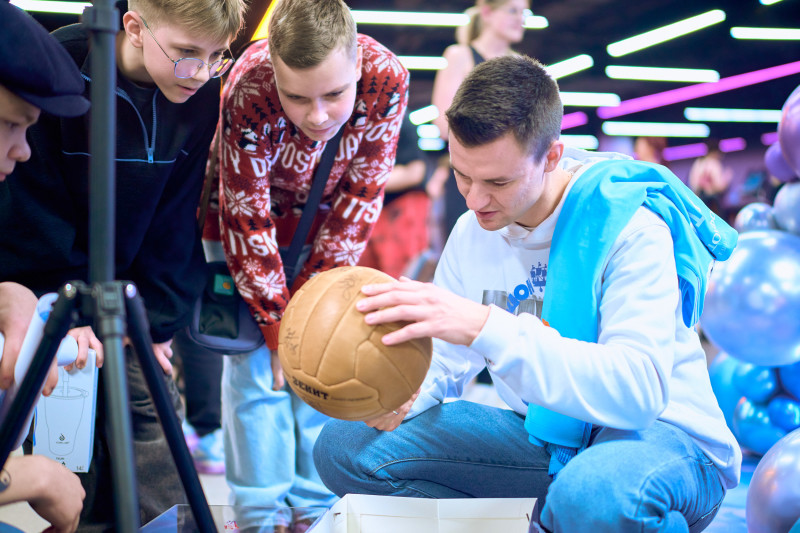 Сине-бело-голубой огонек в фитнес-клубе Spirit. Fitness в ТК «Невский Центр»