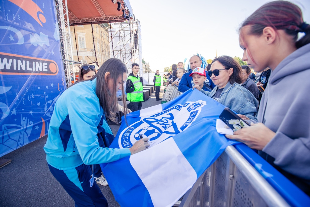 Игроки женской команды на Фестивале футбола на Дворцовой площади