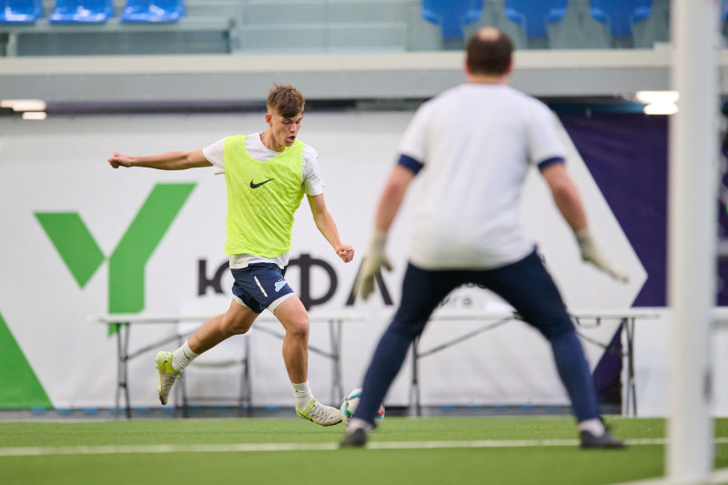 Выпускной в «Газпром»-Академии: матч между тренерами и выпускниками