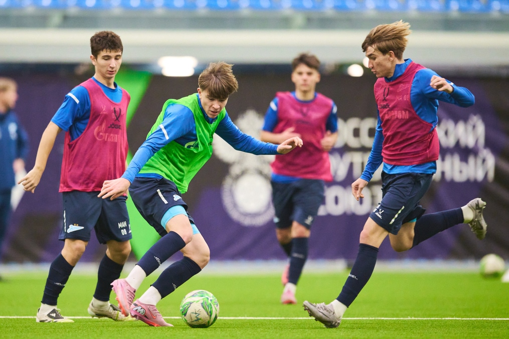 Тренировка «Зенита»-м в новом манеже Академии