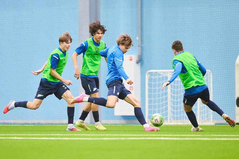 Тренировка «Зенита»-м в новом манеже Академии