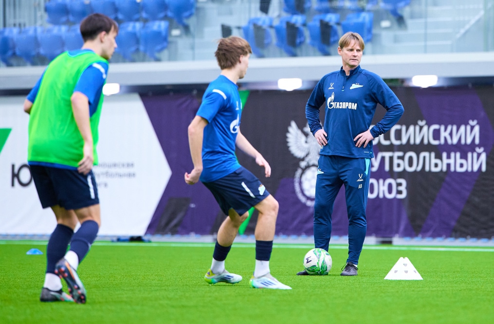 Тренировка «Зенита»-м перед товарищеским матчем с СШОР «Зенит»-м