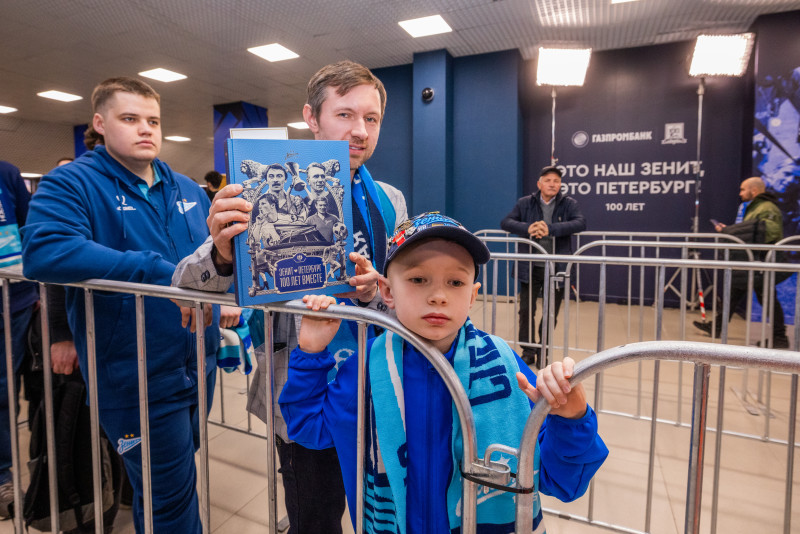 Автограф сессия солиста рок-группы «Биртман» и экс-защитника «Зенита» Алексея Игонина