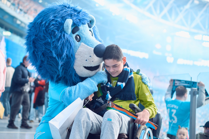 «Зенит рядом»: поздравление детей с днями рождения и свадьба