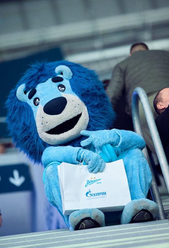 «Зенит рядом»: поздравление детей с днями рождения и свадьба