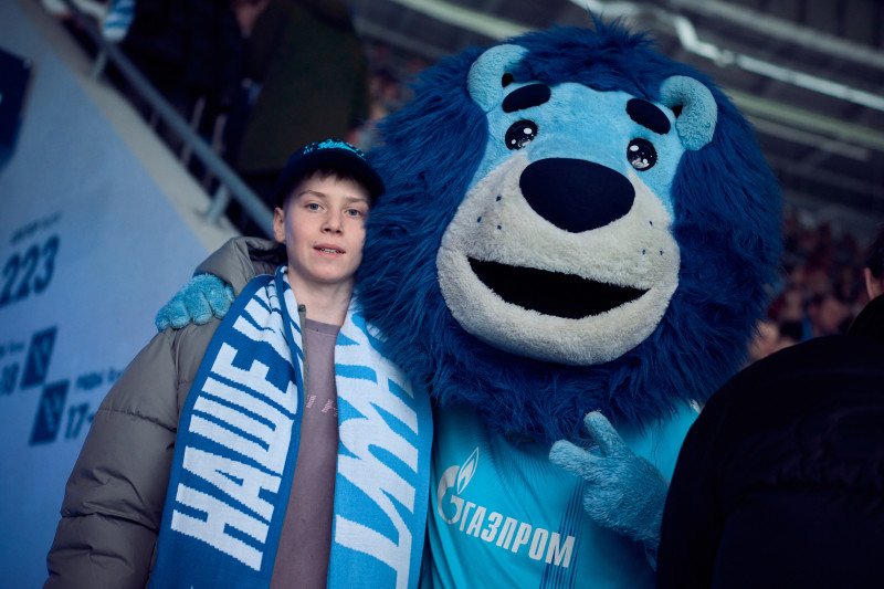 «Зенит рядом»: поздравление детей с днями рождения и свадьба