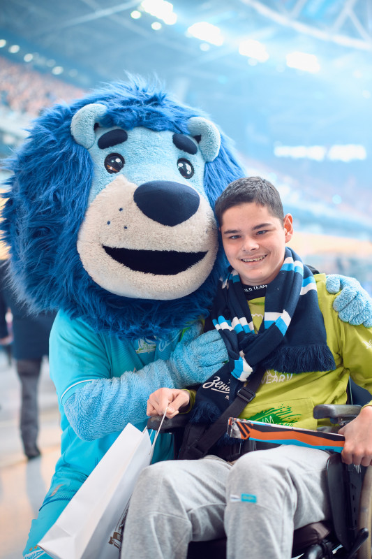 «Зенит рядом»: поздравление детей с днями рождения и свадьба