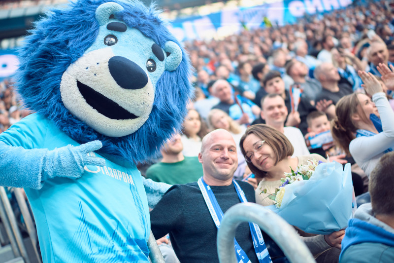 «Зенит рядом»: поздравление детей с днями рождения и свадьба